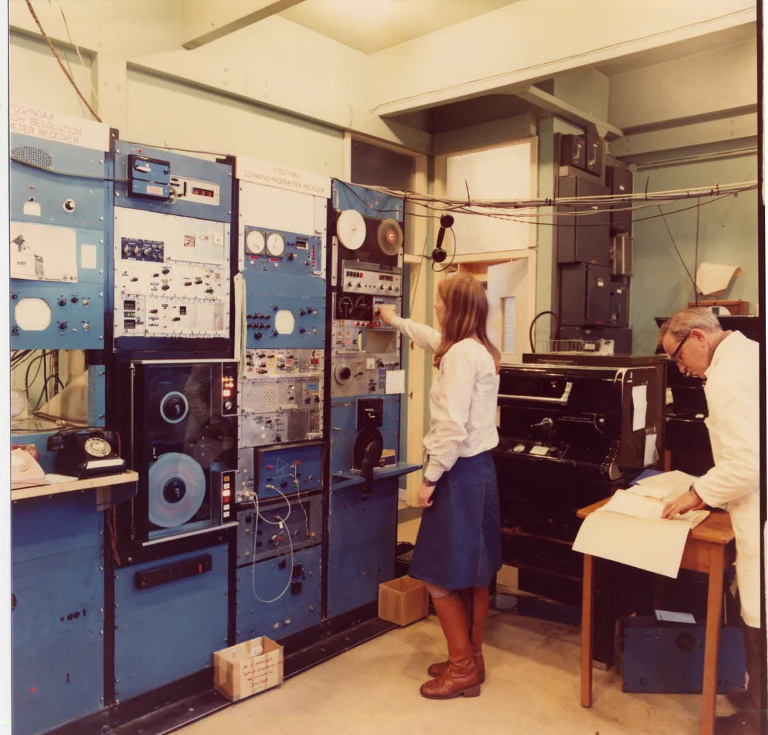 Student and academic using a Scanning Radiometer Receiver, c1970