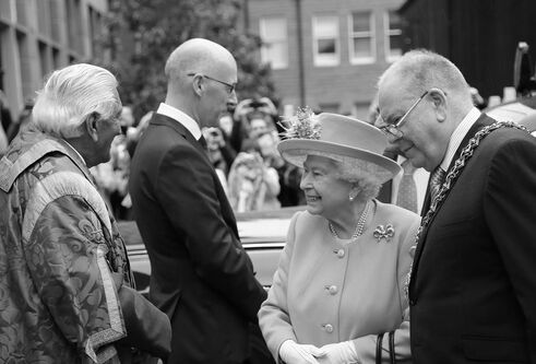 Left to right: Chancellor Lord Naren Patel, The Queen, Deputy First Minister John Swinney, and Dundee Lord Provost Bob Duncan in Smalls Wynd