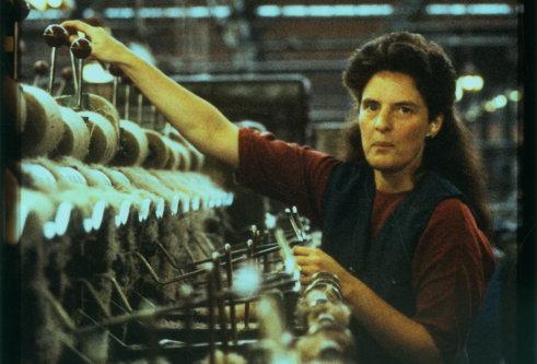 Photo of a Jute Mill worker at a mill machine in a Dundee factory