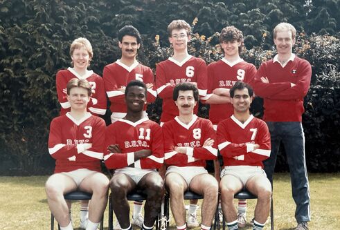 DUVA (volleyball club) posing for a team photo in their outfits