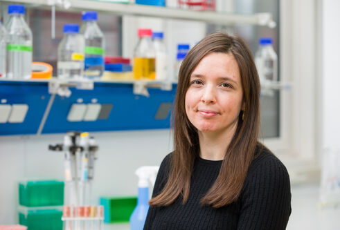 Dr Claudia Martinho in her lab