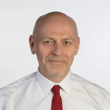 Portrait photo of Andrew Peter