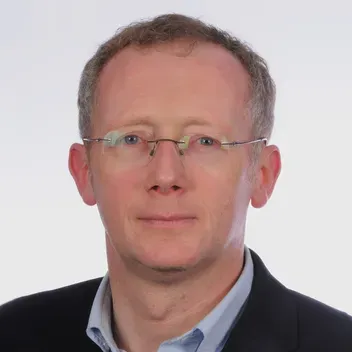 Portrait photo of Andrew Roberts