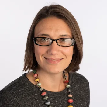 Portrait photo of Anna Robb