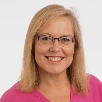 Portrait photo of Carrie McLennan