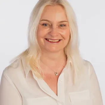 Portrait photo of Dee Beharrie