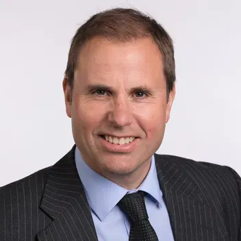 Portrait photo of Derek Robertson