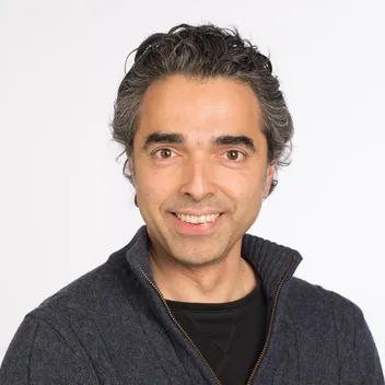 Portrait photo of Fernando Fernandes