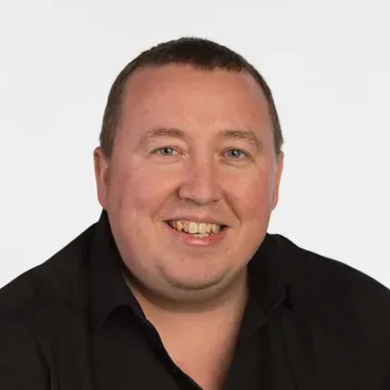 Portrait photo of Gavin Murray