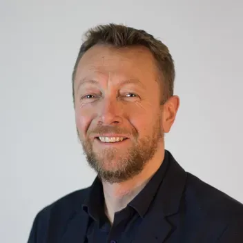 Portrait photo of James Robertson