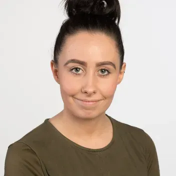 Portrait photo of Jenna Hughes