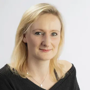 Portrait photo of Kirsten Airey