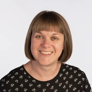 Portrait photo of Lorna Thomson