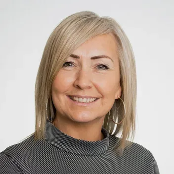 Portrait photo of Lynne Ross