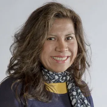 Portrait photo of Maria Crowe