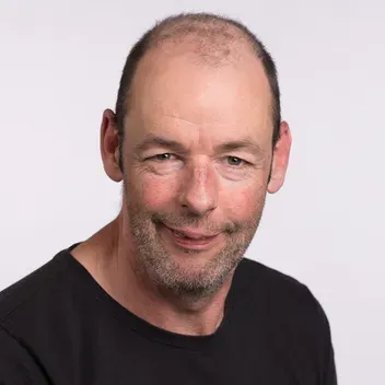 Portrait photo of Peter Yearworth