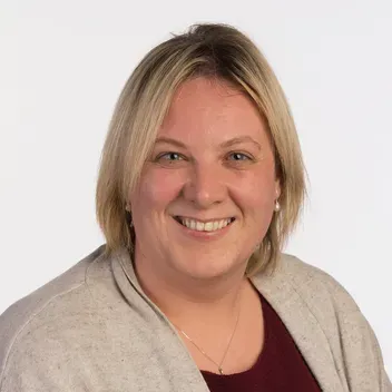 Portrait photo of Rachel Abernethy