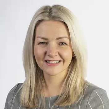 Portrait photo of Rebecca Leiper