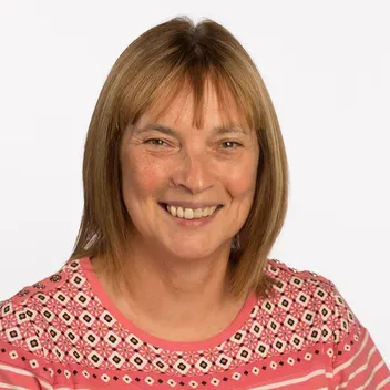 Portrait photo of Rosanne Bell