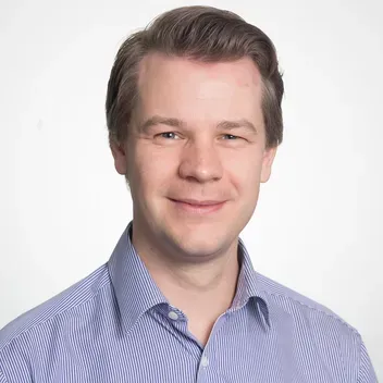 Portrait photo of Steven Lewis