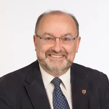 Portrait photo of Stuart Cross