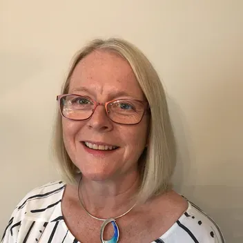 Portrait photo of Sandy Rolfe