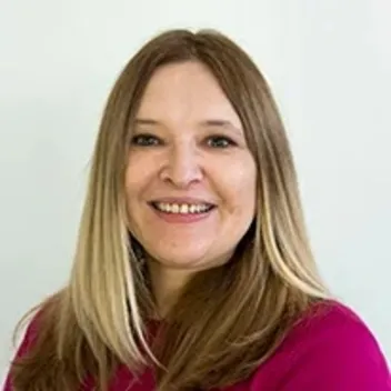 Portrait photo of Suzanne Fifield