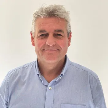 Portrait photo of Ian Robson