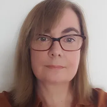 Portrait photo of Louise Ray