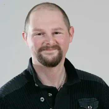 Portrait photo of Dominik Lindner