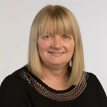 Portrait photo of Helen Currie