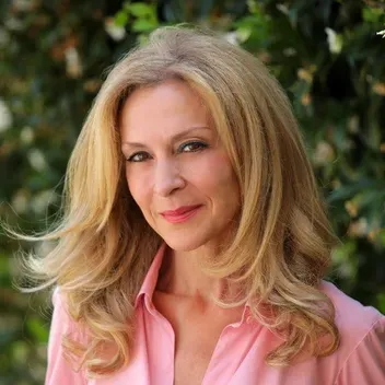 Portrait photo of Cecilia Siac