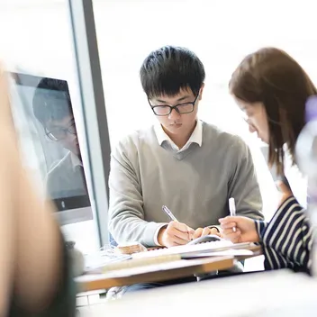 Student studying in library 