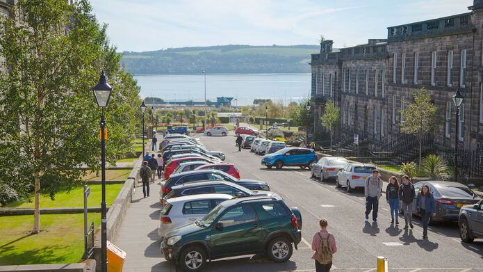 Students walking along Airlie Place
