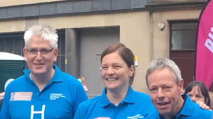 Marc and Esther standing with matching t-shirts before a race