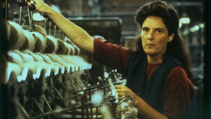 Photo of a Jute Mill worker at a mill machine in a Dundee factory