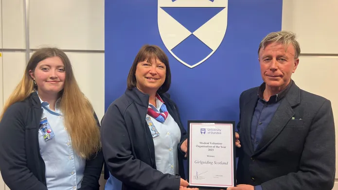 A representative from th eUniversity of Dundee presenting Elaine Rough, Chief Commissioner at Girlguiding Scotland, with the award