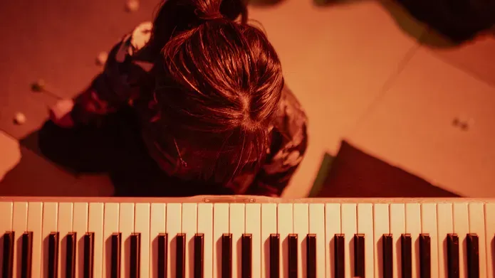 Shiori Usui by a piano from above 