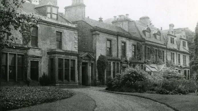 black and white image of 1900 buildings