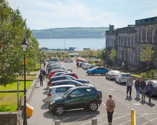 Students walking along Airlie Place