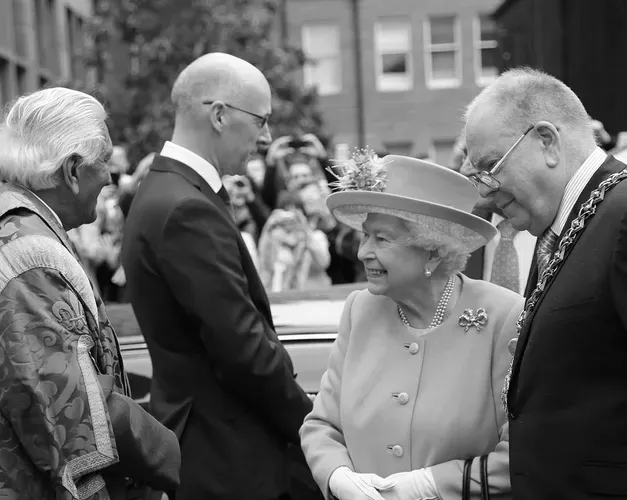 Left to right: Chancellor Lord Naren Patel, The Queen, Deputy First Minister John Swinney, and Dundee Lord Provost Bob Duncan in Smalls Wynd