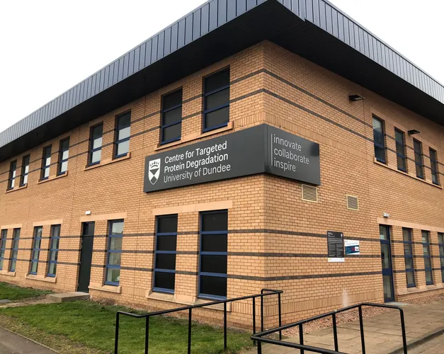 The CeTPD building in yellow brick 