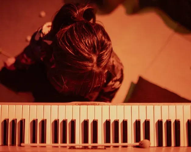 Shiori Usui by a piano from above 
