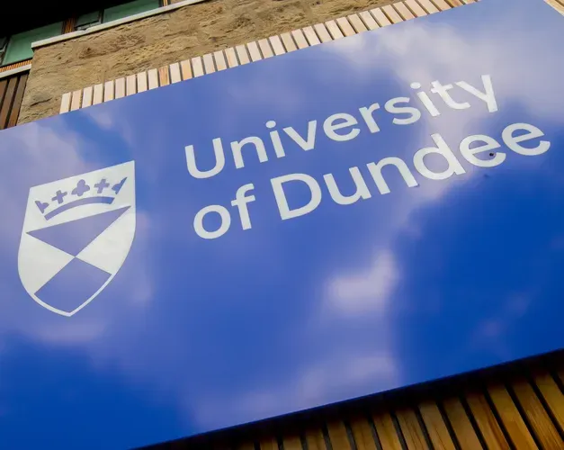 close up shot of University of Dundee sign