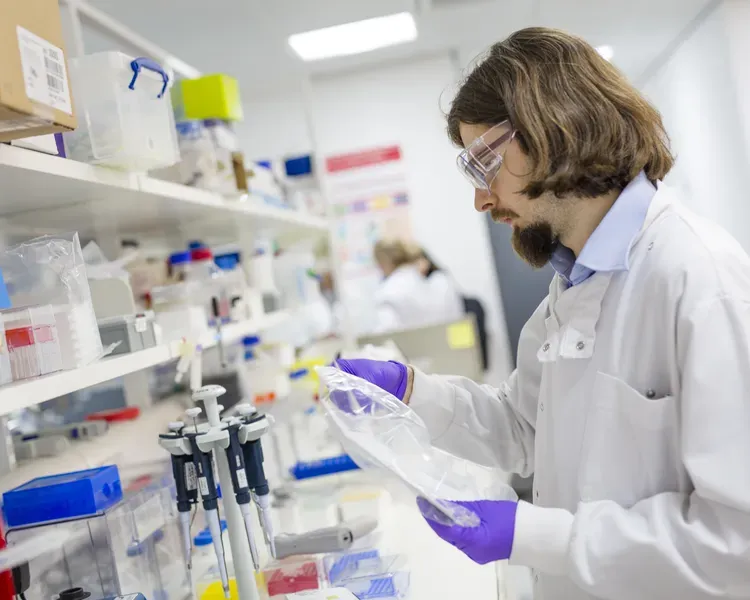 Biomedical and Molecular Sciences with Marketing MSc