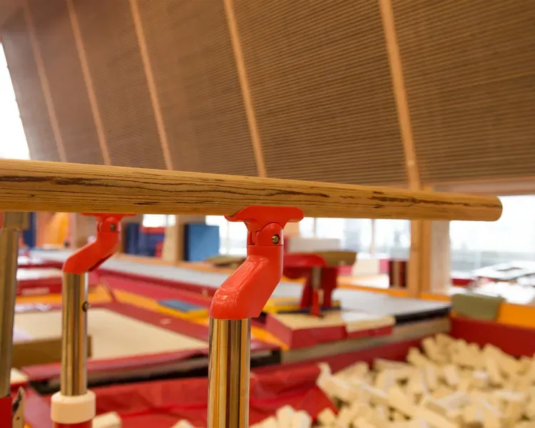 Horizontal bar in front of a pit of soft top-up foam