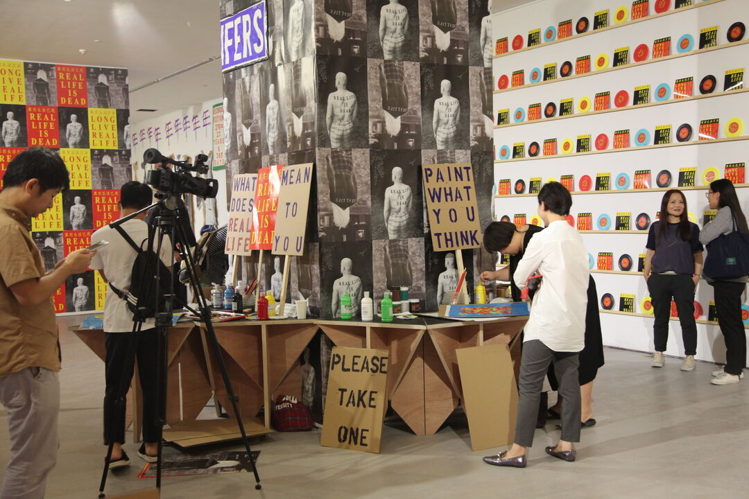 Ross Sinclair inviting audiences to Paint What You Think.