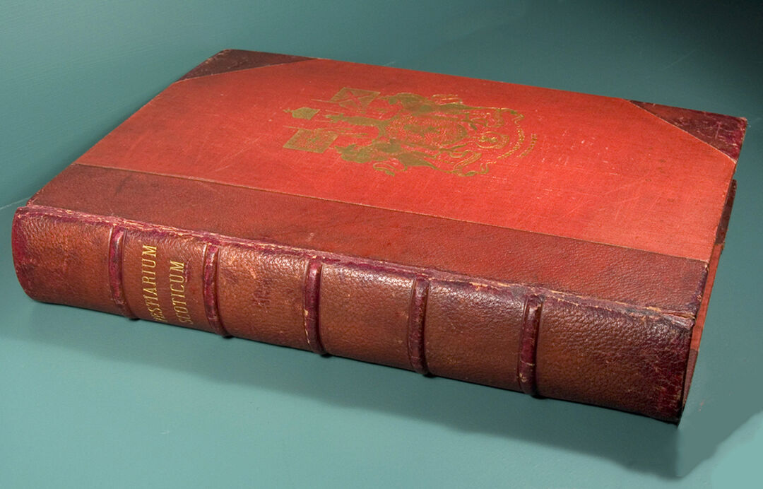 Red leather book Vestiarium Scoticum: Maide Dealbh.