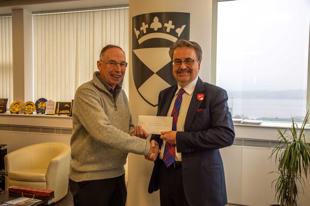 Dow putter winner Calum shaking hands with the Principal, Iain Gillespie